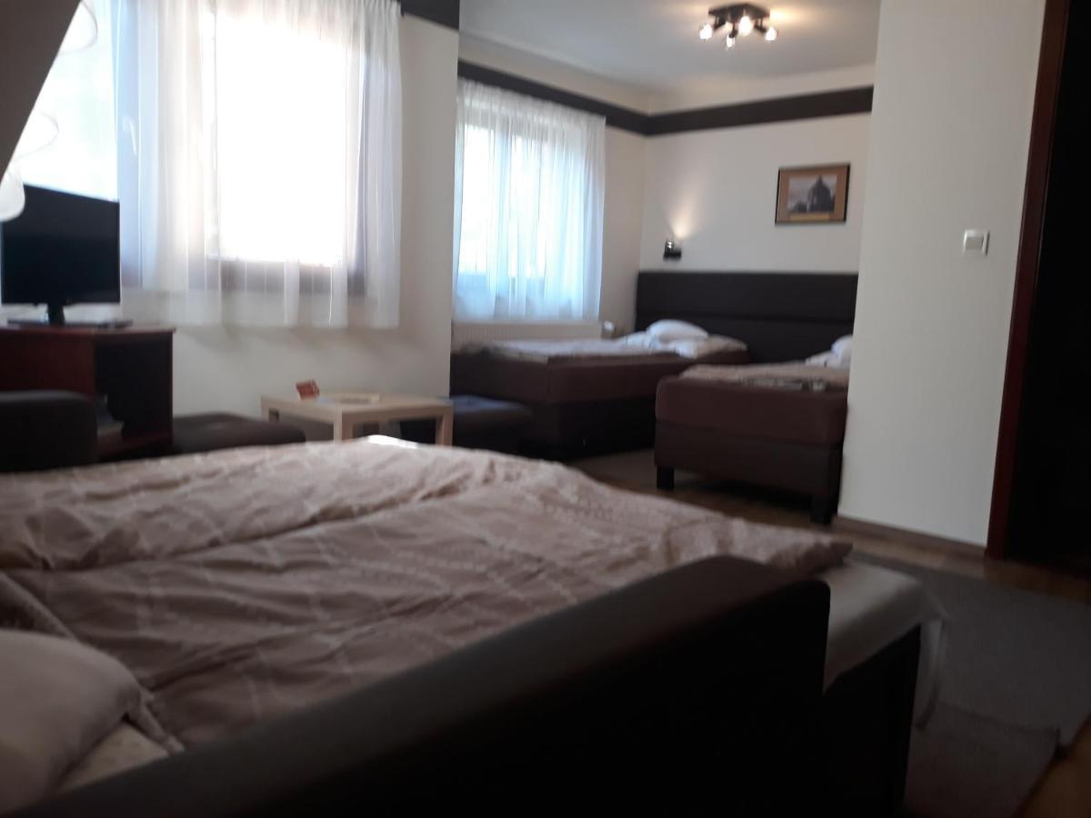 Decsi Vendeghaz Hotel Esztergom Buitenkant foto