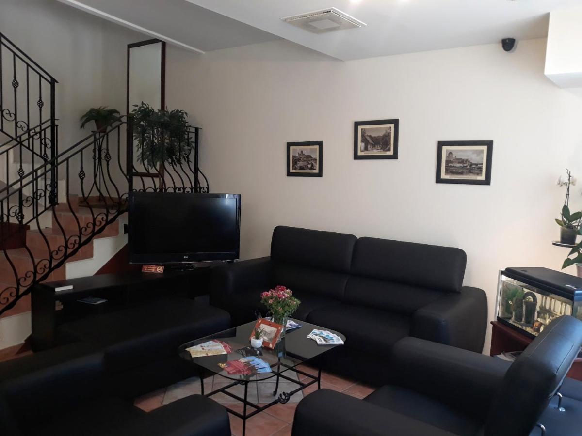 Decsi Vendeghaz Hotel Esztergom Buitenkant foto